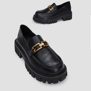 Vegan Leather Chunky Heeled Loafers with Gold Chain (Black) - Lattelier